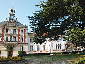 Le bâtiment principal de La Colombière, classique, surmonté d'une tour-horloge, face à la pelouse et son cèdre majustueux - Agrandir l'image (fenêtre modale)