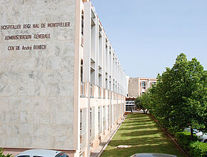 Le centre administratif André Benech depuis l'entrée, avec le nom du bâtiment sur sa façade et la perspective jusqu'à l'entrée - Agrandir l'image (fenêtre modale)